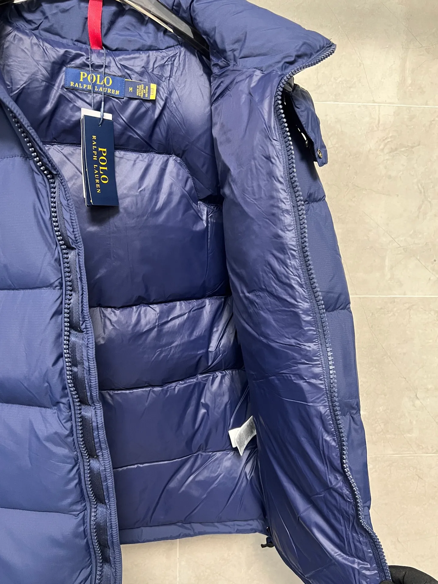 P840 RAH LAUREN Ralph Lauren's new autumn and winter model. Original top 40D waterproof fabric. The interior is made of nylon log double-layer sealing design. The upper body effect is comfortable and soft. The same style as the star. It is filled with 80 white duck down. It has good thermal insulation effect and is light and not heavy. The higher version can be compared at will. Three standards are complete. Color: black blue Size: S M L XL XXL